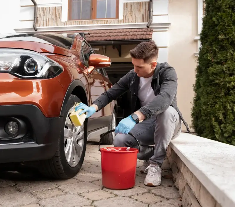 Lavage auto à domicile L'Orée-d'Écouves : professionnel intervenant sur un véhicule